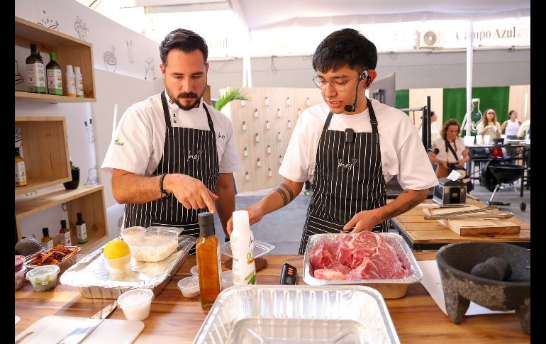 A lo largo de casi una hora y media, el Chef en proceso puso la muestra de cómo cocinar perfectamente una aguja norteña, un corte exquisito que fue acompañado por papas al grill y ensalada característica del chef. EL INFORMADOR / H. Figueroa
