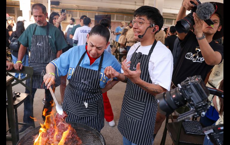 A lo largo de casi una hora y media, el Chef en proceso puso la muestra de cómo cocinar perfectamente una aguja norteña, un corte exquisito que fue acompañado por papas al grill y ensalada característica del chef. EL INFORMADOR / H. Figueroa