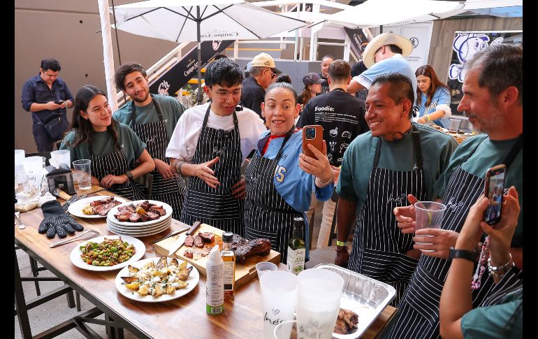 A lo largo de casi una hora y media, el Chef en proceso puso la muestra de cómo cocinar perfectamente una aguja norteña, un corte exquisito que fue acompañado por papas al grill y ensalada característica del chef. EL INFORMADOR / H. Figueroa