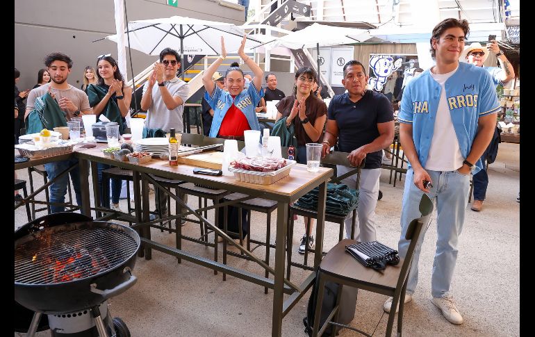 A lo largo de casi una hora y media, el Chef en proceso puso la muestra de cómo cocinar perfectamente una aguja norteña, un corte exquisito que fue acompañado por papas al grill y ensalada característica del chef. EL INFORMADOR / H. Figueroa