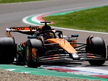 Oscar Piastri firmó así su primera pole de la temporada y demostró que McLaren atraviesa un gran momento. EFE / D. Di Giovanni