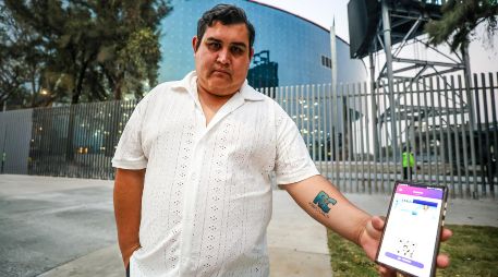 Desde Laredo, Texas, Aldo Aguilar, un fan de Roberto Carlos viajó a Guadalajara sólo para enterarse que se había cancelado el concierto. Gastó 15 mil pesos en el viaje. EL INFORMADOR/A. Navarro