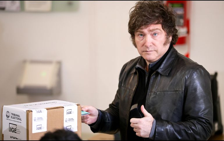 El presidente de Argentina, Javier Milei, vota en las elecciones legislativas de 2025 este domingo, en Buenos Aires, Argentina. EFE / J. RONCORONI