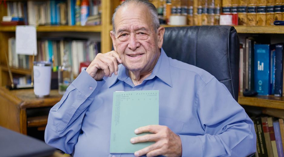 El escritor sostiene un ejemplar de su trabajo más reciente, “Gente Paisajosa”. EL INFORMADOR/ H. Figueroa