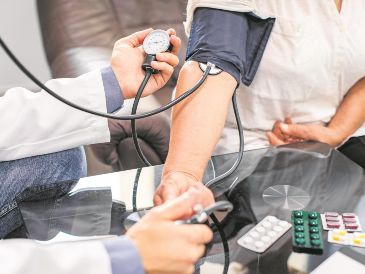 Para evitar esta enfermedad, la OMS sugiere realizar ejercicios básicos, como caminar o nadar. ESPECIAL