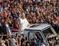 El Sumo Pontífice a su paso por la Plaza de San Pedro extendió bendiciones a los más de 150 mil asistentes. AP