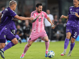 Lionel Messi es presionado por el defensa del Orlando City Robin Jansson y el mediocampista Cesar Araujo durante la primera mitad de un partido de fútbol de la MLS, en Florida. AP / R. Blackwell
