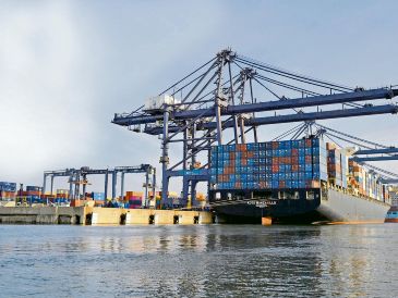 Día con día, el freno de labores en el Puerto de Manzanillo implica pérdidas multimillonarias para miles de empresarios, quienes afirman que, incluso si el problema se soluciona de inmediato, el flujo demorará hasta tres semanas en normalizarse. AFP