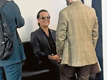 El cantante lució relajado durante su visita a los juzgados en la Ciudad de México. ESPECIAL