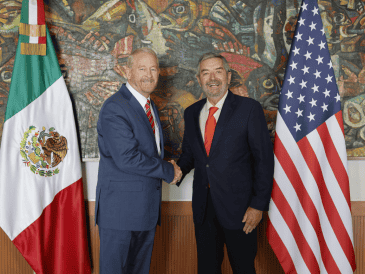 En la fotografía, el nuevo embajador de Estados Unidos en México, Ronald Johnson (izquierda), y el canciller mexicano, Juan Ramón de la Fuente (derecha). EFE/Secretaría de Relaciones Exteriores