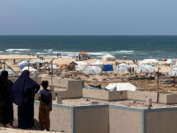 Vista de algunas tiendas improvisadas en la playa en el puerto en la Ciudad de Gaza, donde miles de personas desplazadas por los ataques israelíes han encontrado refugio. EFE/A. AWAD