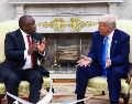 Trump ya había cortado toda la asistencia a Sudáfrica y dio la bienvenida a varias docenas de granjeros blancos sudafricanos como refugiados. EFE/JIM LO SCALZO