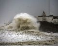 Fotografía donde se aprecian las fuertes olas en el mar arábigo ante la pronta llegada del ciclón "Vayu" a Veraval, India. EFE / ARCHIVO
