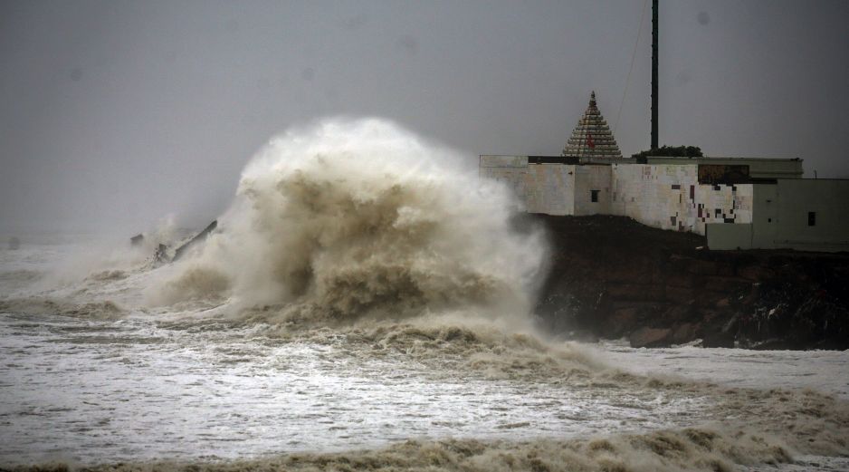 Fotografía donde se aprecian las fuertes olas en el mar arábigo ante la pronta llegada del ciclón 