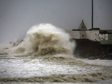 Fotografía donde se aprecian las fuertes olas en el mar arábigo ante la pronta llegada del ciclón "Vayu" a Veraval, India. EFE / ARCHIVO