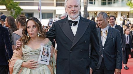 La abogada sueco-española Stella Assange y su esposo, el editor y activista australiano Julian Assange, llegan a la proyección de la película “The Six Billion Dollar Man”, en el Festival de Cine de Cannes. Al fondo a la derecha aparece el ex presidente ecuatoriano Rafael Correa. AFP