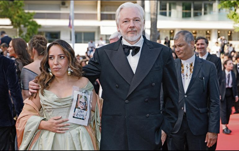 La abogada sueco-española Stella Assange y su esposo, el editor y activista australiano Julian Assange, llegan a la proyección de la película “The Six Billion Dollar Man”, en el Festival de Cine de Cannes. Al fondo a la derecha aparece el ex presidente ecuatoriano Rafael Correa. AFP