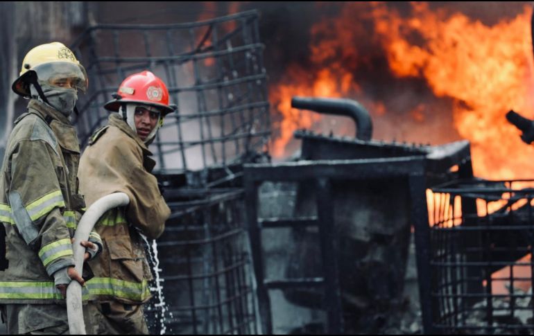 El cuerpo de bomberos de Nuevo León y de Guadalupe participaron en la sofocación del incendio. ESPECIAL/Facebook @Protección Civil Nuevo León