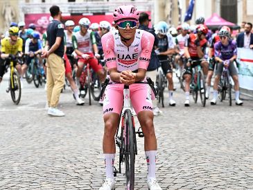 Del Toro tiene una ventaja de 33 segundos en la vuelta ciclista italiana. EFE/L. Zennaro