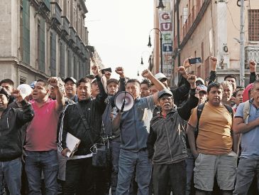 Ante el plantón, comerciantes sufren pérdidas millonarias. EFE