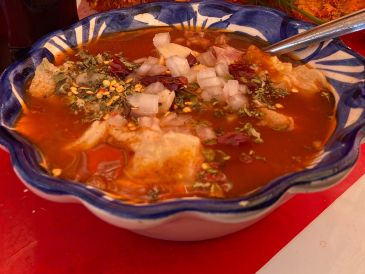 Los otros ingredientes que se le agregan al menudo, tales como el agua del caldo, los chiles y los condimentos para darle sabor, no aportan calorías. EL INFORMADOR / O. López