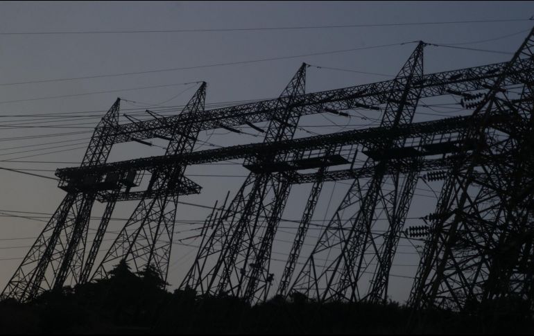 Los apagones duran cada vez más tiempo: en 2018, el promedio era de dos minutos, en el último informe de la CFE, el tiempo aumentó a 19.5 minutos. EFE/Archivo