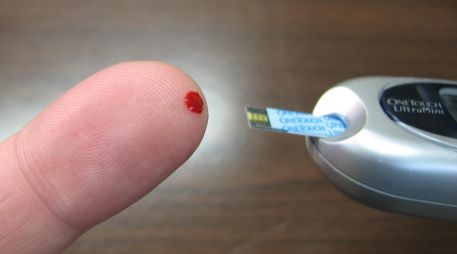 Tener niveles de azúcar en la sangre por debajo o por encima de lo normal indica que la cantidad de glucosa en el torrente sanguíneo no es la adecuada. ESPECIAL / CANVA