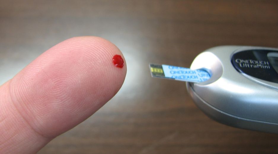 Tener niveles de azúcar en la sangre por debajo o por encima de lo normal indica que la cantidad de glucosa en el torrente sanguíneo no es la adecuada. ESPECIAL / CANVA