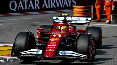 Hamilton, piloto de Ferrari, circulaba lentamente y fuera de la línea de carrera mientras el neerlandés Max Verstappen iniciaba una vuelta rápida. AFP / C. Simon