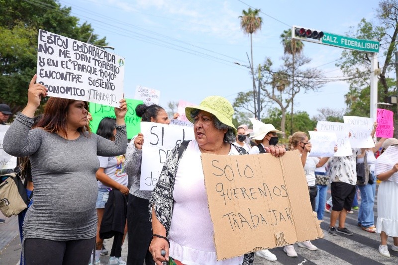  Un contingente de aproximadamente 20 comerciantes llegó al lugar para protestar contra el cierre del Parque Rojo. EL INFORMADOR / H. Figueroa
