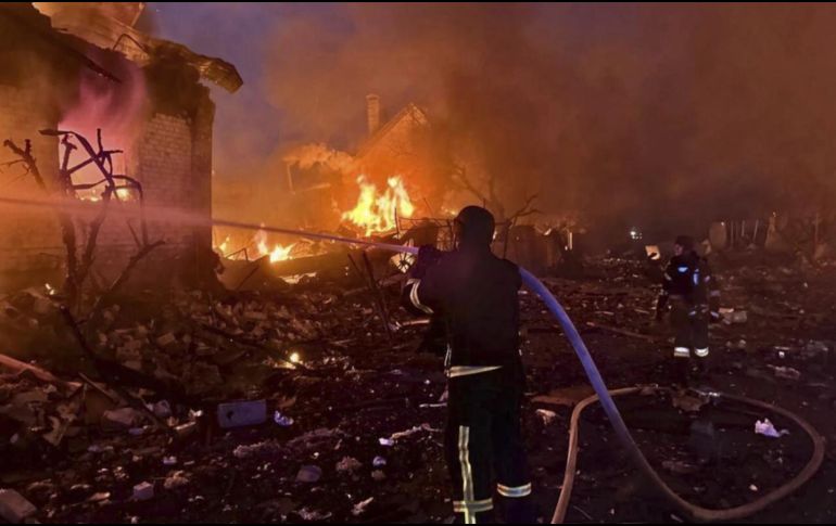 Las autoridades ucranianas lo describieron como el mayor asalto aéreo desde la invasión a gran escala de Rusia a Ucrania en febrero de 2022. AP / SERVICIO UCRANIANO DE EMERGENCIA