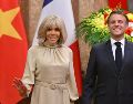 El presidente de Francia Emmanuel Macron junto a su esposa Brigitte Macron. EFE/N. Nguyen