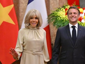 El presidente de Francia Emmanuel Macron junto a su esposa Brigitte Macron. EFE/N. Nguyen