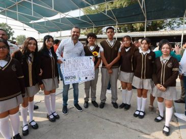 El alcalde adelantó que se lanzará un nuevo programa en el cual los estudiantes con los mejores promedios de todo el municipio podrán ganar IPads. ESPECIAL
