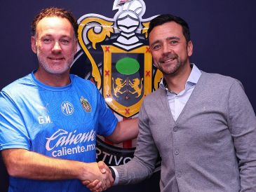 Milito reveló que se siente contento por el reto de dirigir en México. X/ @Chivas.