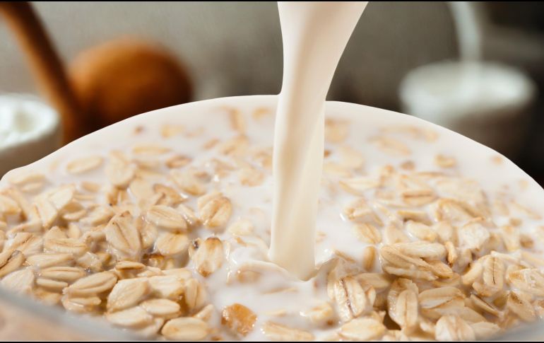 Para disfrutar al máximo de la avena, se recomienda preparar la avena con leche, endulzarla con miel de abeja en lugar de azúcar refinada, y acompañarla con frutas frescas. ESPECIAL / CANVA