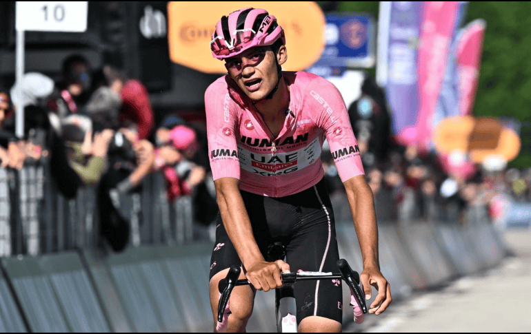 La ventaja del mexicano Isaac Del Toro se redujo a 26 segundos por delante del británico Simon Yates y 31 segundos sobre Richard Carapaz. EFE / L. Zennaro