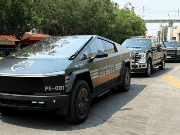 Las Cybertruck, señaló, forman parte de la adquisición de alrededor de 700 vehículos que serán comprados para equipar a la Policía Estatal y las policías municipales. ESPECIAL/Secretaría de Seguridad del Estado