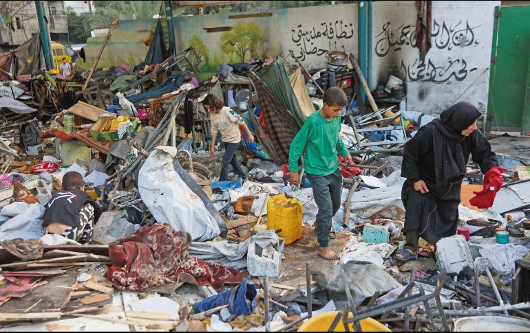 Personas inspeccionan los daños en la escuela Fahmi Al-Jarjawi, en Ciudad de Gaza, tras un ataque israelí. Según rescatistas, al menos 52 personas murieron en los bombardeos del lunes, 33 de ellas en ese refugio escolar. EFE