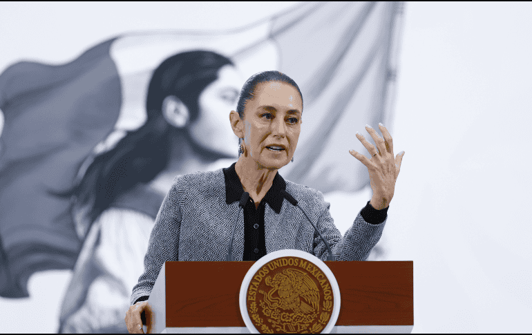 Sheinbaum afirmó que su gobierno está analizando el cambio del fiscal especial del caso Ayotzinapa, Rosendo Gómez Piedra, tras la exigencia de los padres y madres de los 43 normalistas desaparecidos en septiembre de 2014. EFE / S. Gutiérrez