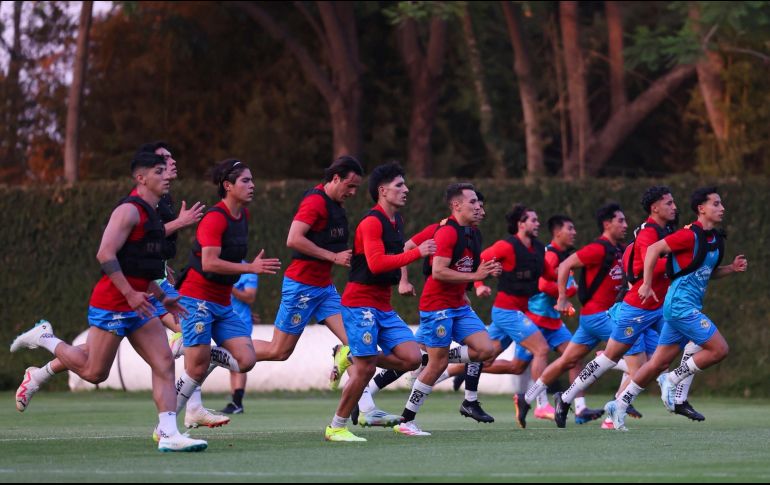 Las Chivas tendrán tiempo de sobra para adaptarse a las exigencias de su nuevo director técnico. X/ @Chivas.