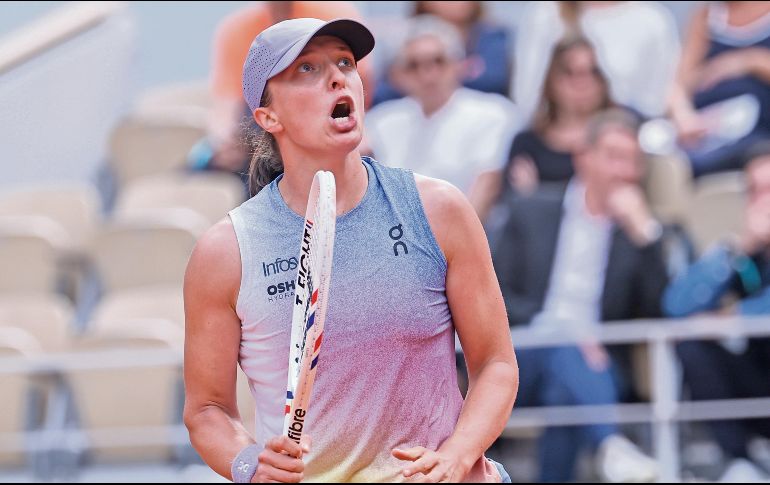 Iga Swiatek tiene marca de 5-0 ante Emma Raducanu, a quien eliminó ayer. EFE/C. Petit