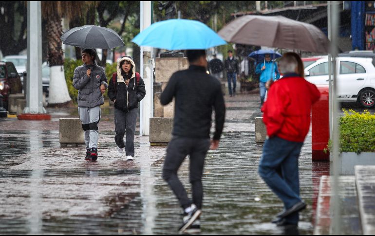 En Zapopan, un vehículo quedó varado en la colonia Jardines de Guadalupe, sin que hubiera otras afectaciones. EL INFORMADOR / ARCHIVO