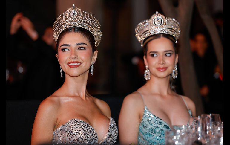 Las jóvenes desfilaron en vistosos trajes resaltando la riqueza textil y creativa del país. EL INFORMADOR / H. Figueroa