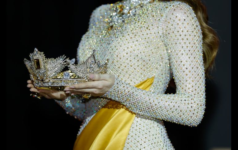 Las jóvenes desfilaron en vistosos trajes resaltando la riqueza textil y creativa del país. EL INFORMADOR / H. Figueroa