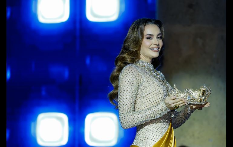 Las jóvenes desfilaron en vistosos trajes resaltando la riqueza textil y creativa del país. EL INFORMADOR / H. Figueroa