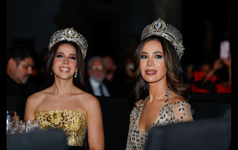 Las jóvenes desfilaron en vistosos trajes resaltando la riqueza textil y creativa del país. EL INFORMADOR / H. Figueroa