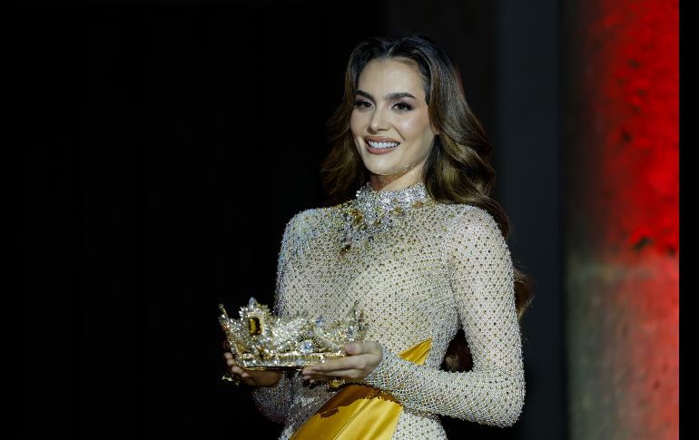 Las jóvenes desfilaron en vistosos trajes resaltando la riqueza textil y creativa del país. EL INFORMADOR / H. Figueroa