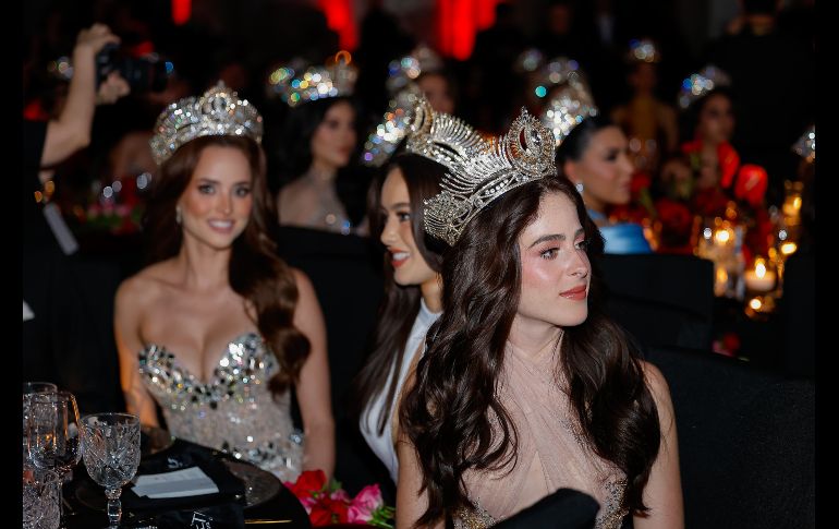 Las jóvenes desfilaron en vistosos trajes resaltando la riqueza textil y creativa del país. EL INFORMADOR / H. Figueroa