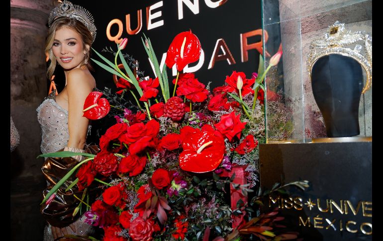 Las jóvenes desfilaron en vistosos trajes resaltando la riqueza textil y creativa del país. EL INFORMADOR / H. Figueroa